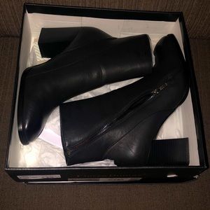 Women’s six 10 Blk ankle boots